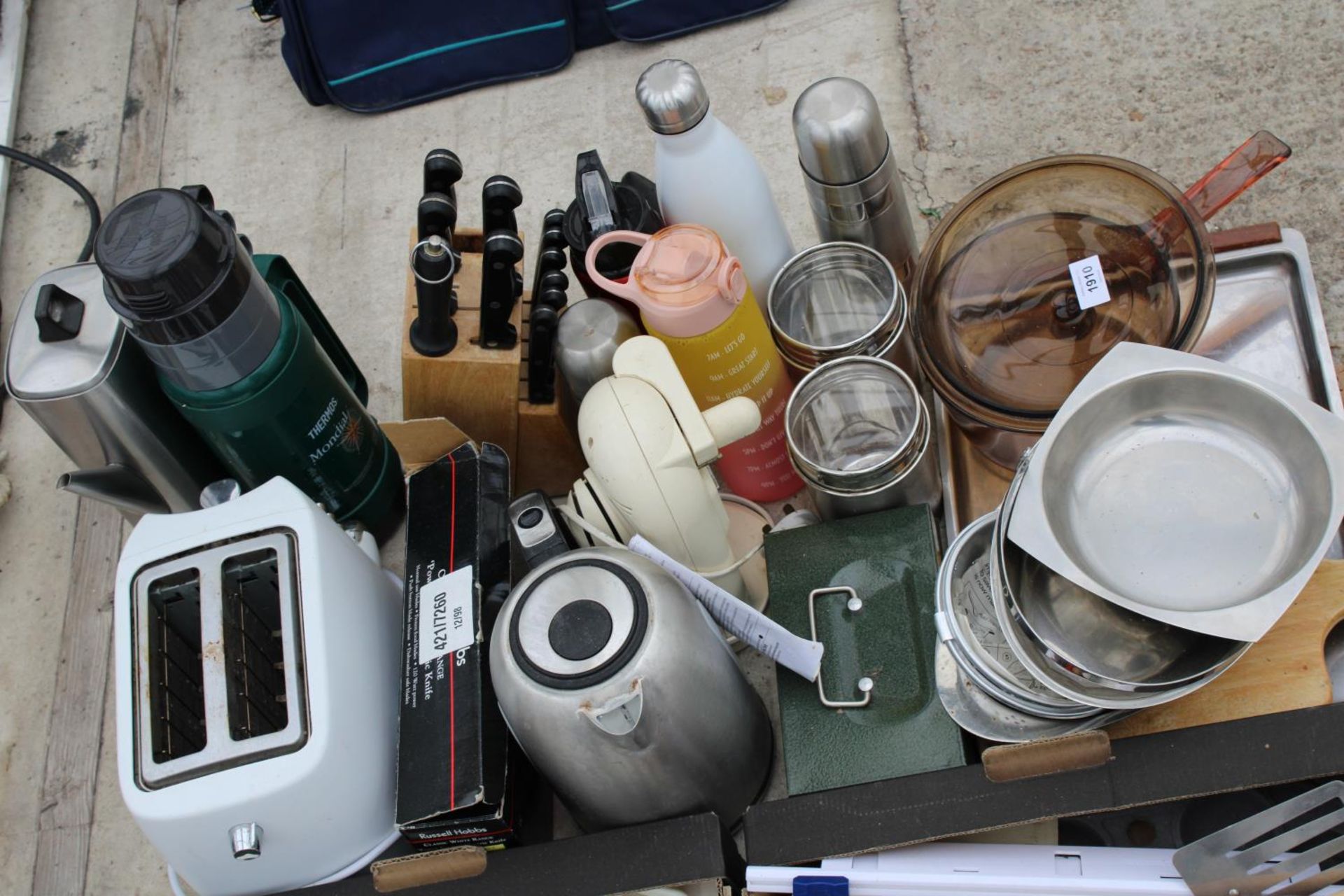 AN ASSORTMENT OF HOUSEHOLD ITEMS TO INCLUDE FLATWARE, KETTLES AND PANS ETC - Image 3 of 3