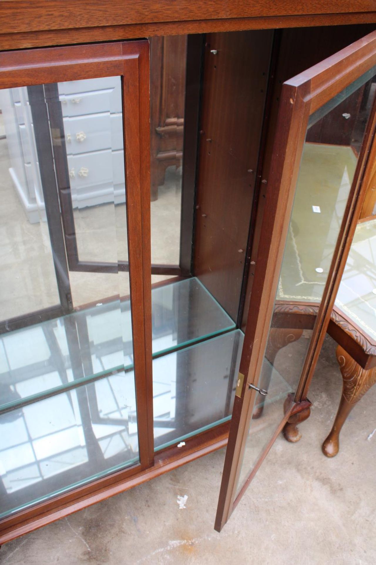 A MODERN MAHOGANY DISPLAY CABINET WITH BEVELLED GLASS DOORS ON CABRIOLE LEGS, 36" WIDE - Image 2 of 3