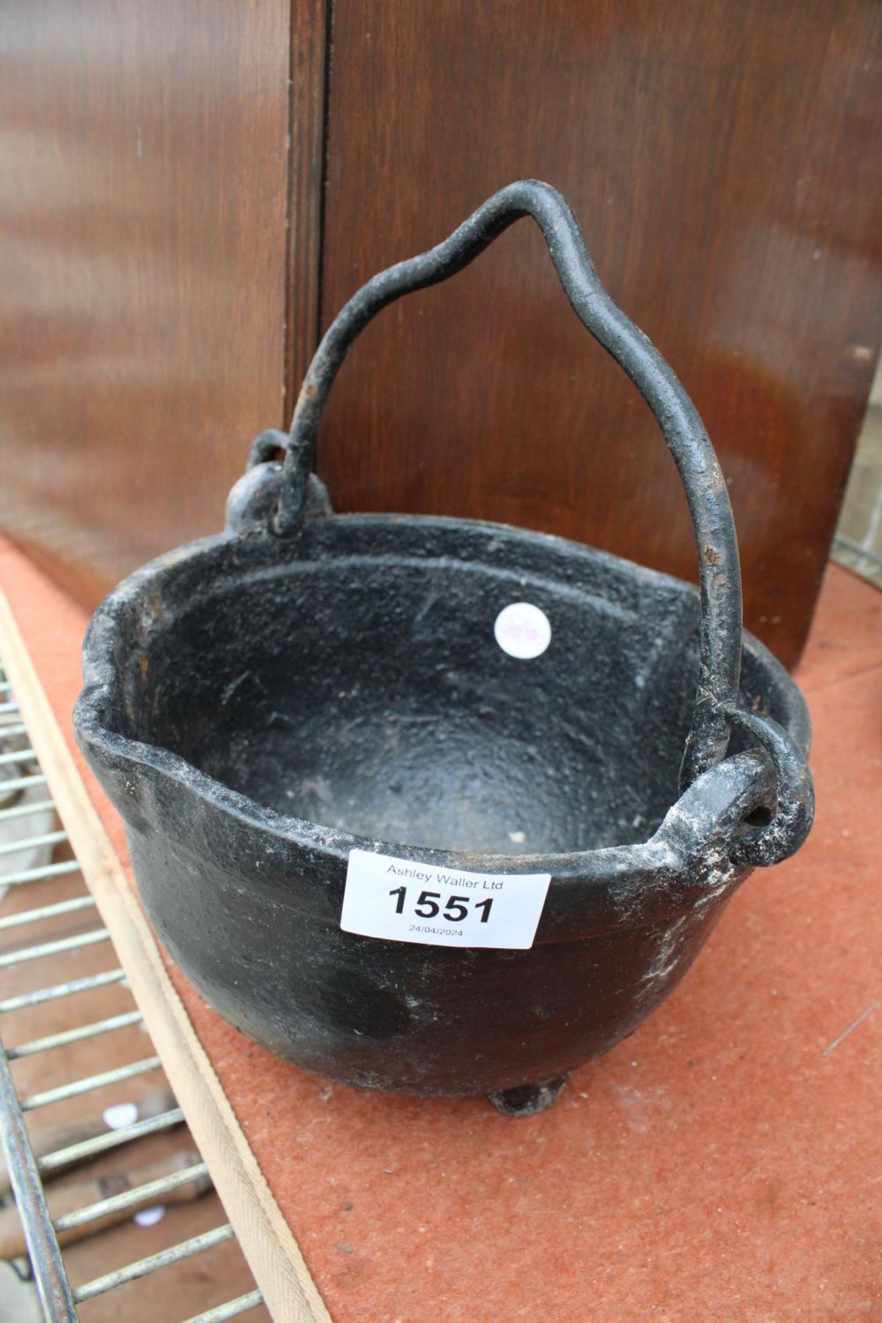 A SMALL CAST IRON HANGING CAULDRON - Bild 2 aus 2