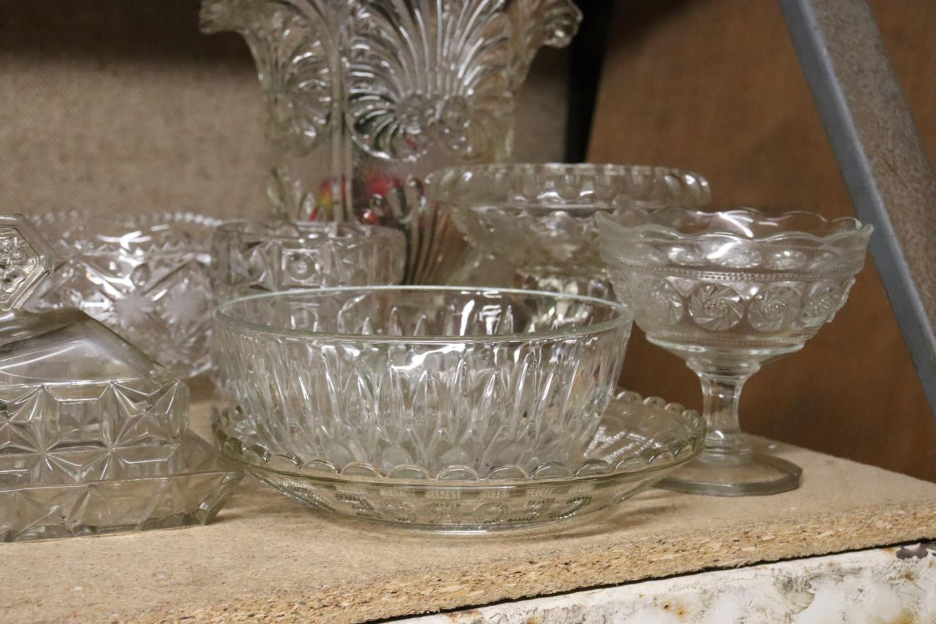 A QUANTITY OF GLASSWARE TO INCLUDE A LARGE VASE, BOWLS, FOOTED BOWLS, A CHEESE DISH, ETC - Image 5 of 5