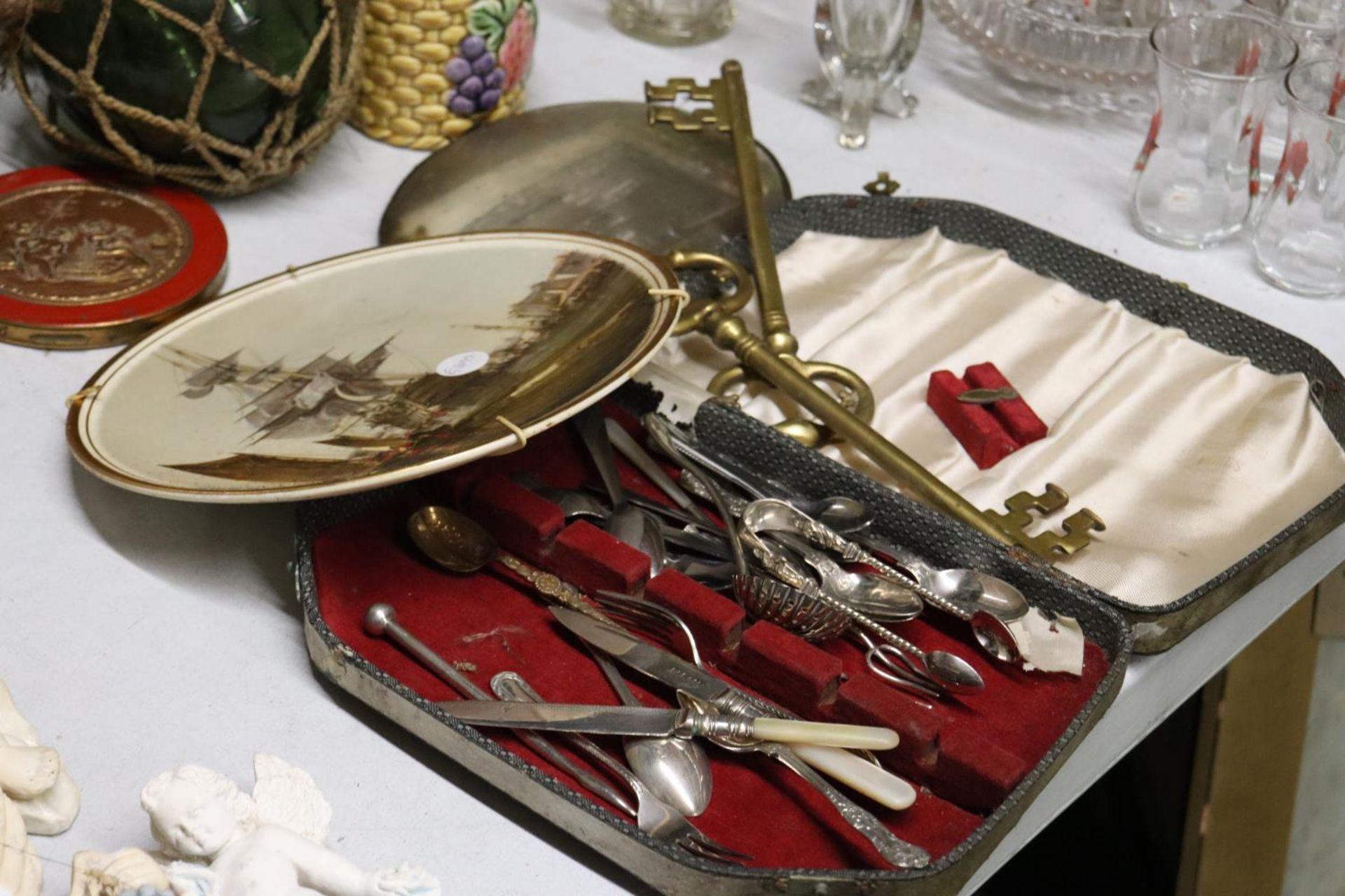 A MIXED LOT TO INCLUDE TWO LARGE BRASS KEYS, A QUANTITY OF FLATWARE, A CABINET PLATE PLUS SHIP IN - Image 7 of 9