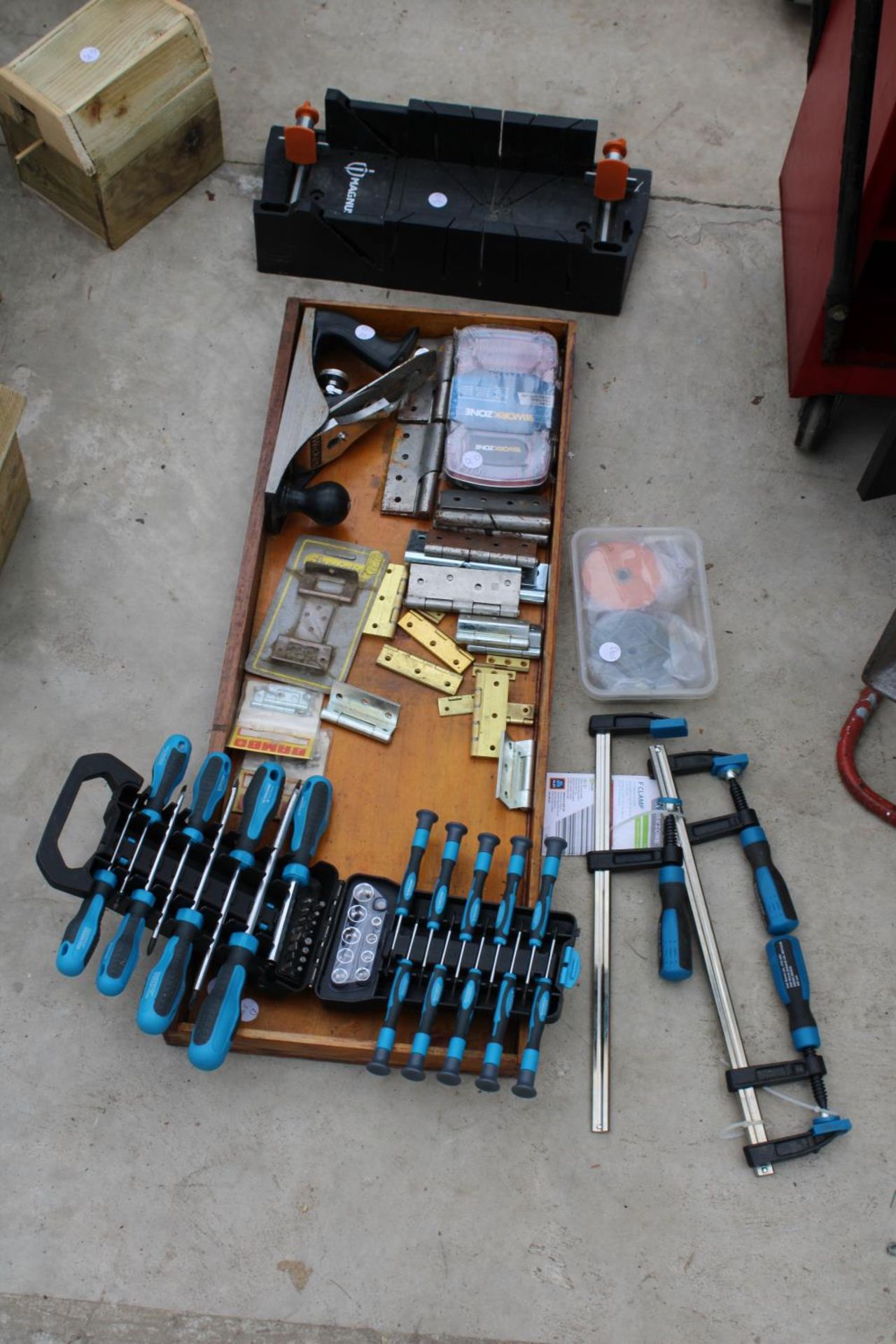 AN ASSORTMENT OF TOOLS TO INCLUDE A SCREW DRIVER SET, CLAMPS AND A WOOD PLANE ETC