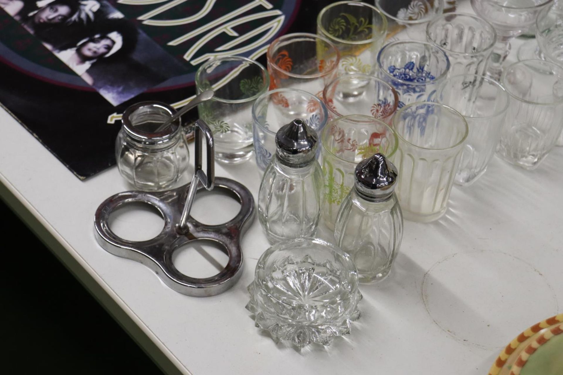 A QUANTITY OF GLASSES TO INCLUDE SHOT GLASSES, BEER TANKARDS, CRUET SET, ETC - Image 2 of 6