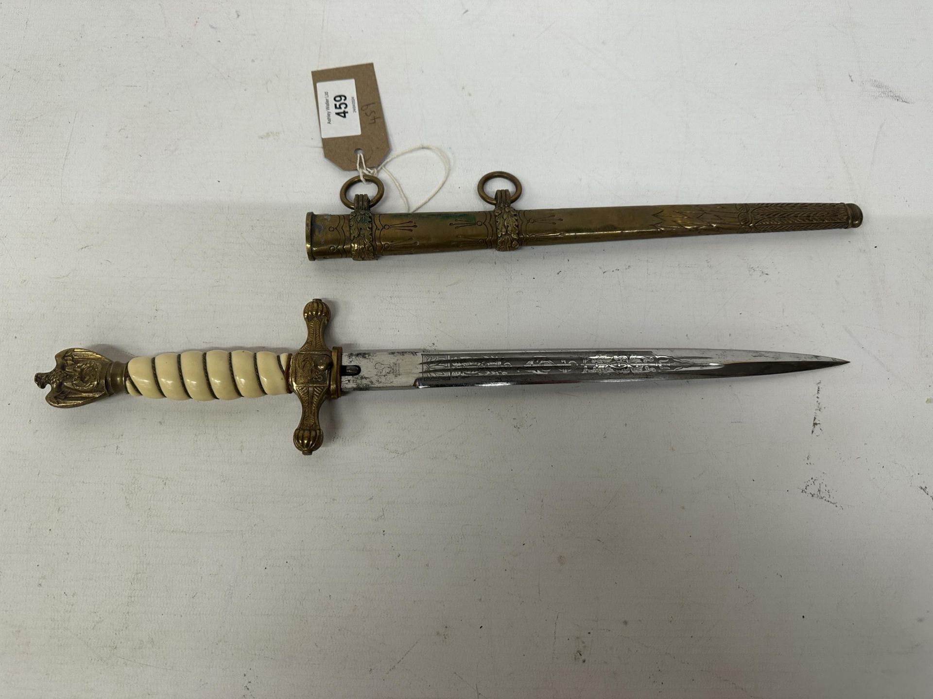 A NAZI GERMANY WWII KRIEGSMARINE DAGGER AND SCABBARD, 25.5CM BLADE WITH ACID ETCHED DECORATION