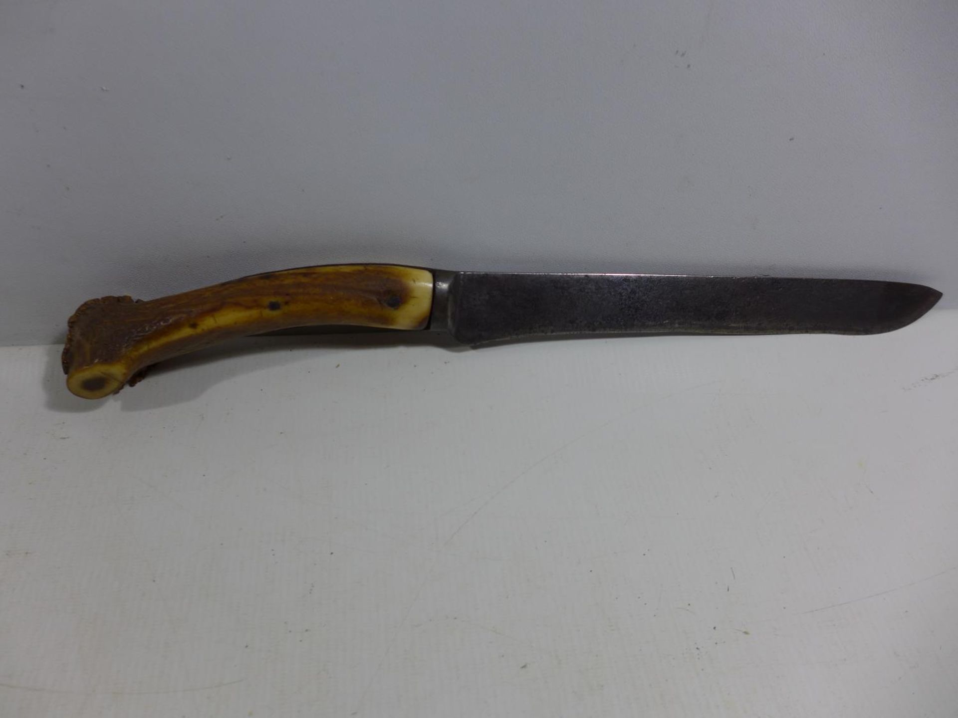 A VINTAGE STAGHORN HANDLED KNIFE 25CM BLADE, LENGTH 41CM