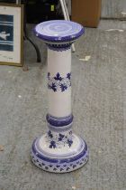 A BLUE AND WHITE VASE STAND (A/F) - APPROXIMATELY 68CM HIGH