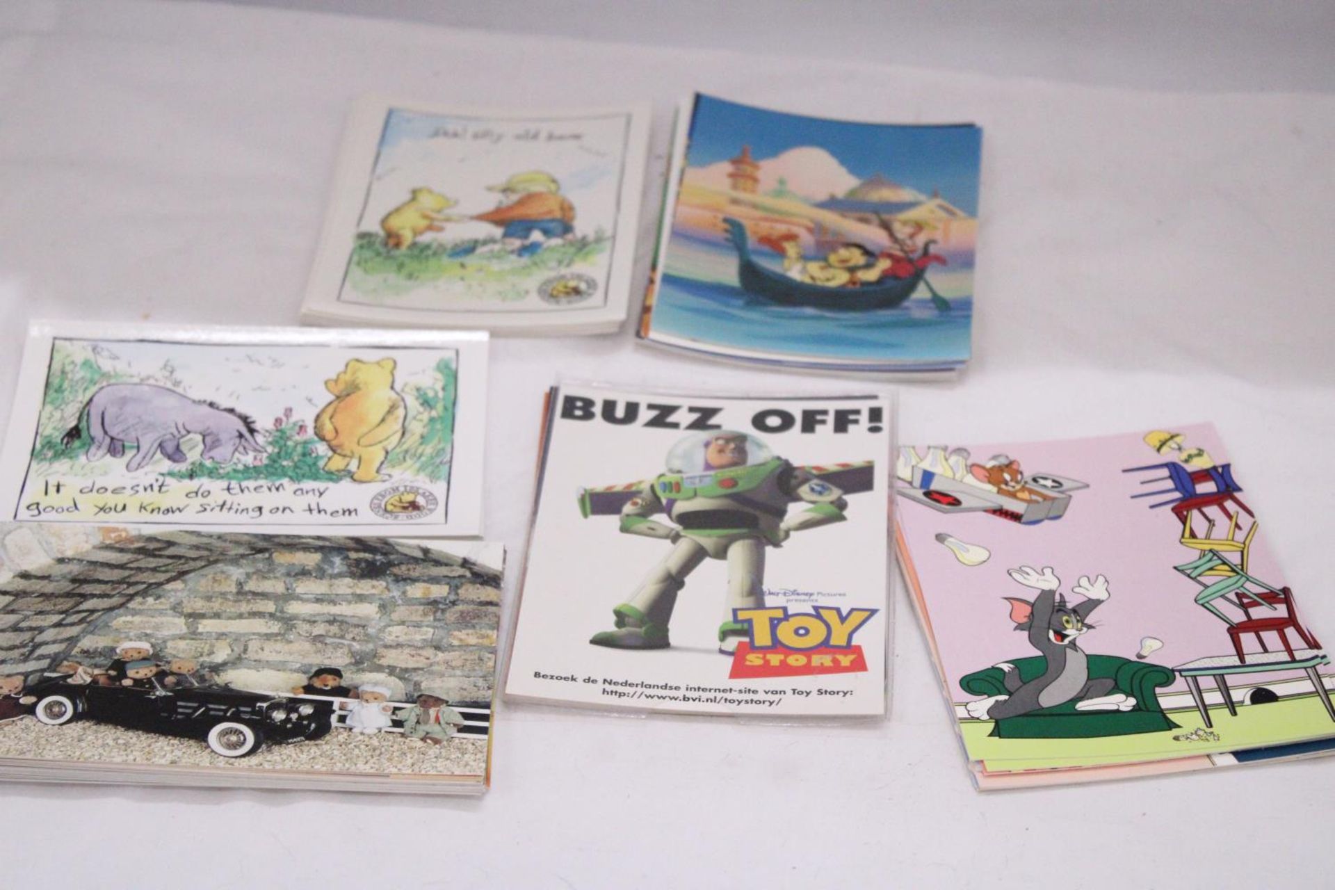 A COLLECTION OF WINNIE THE POOH, THE FLINSTONES AND TOM AND JERRY POSTCARDS - Bild 5 aus 5
