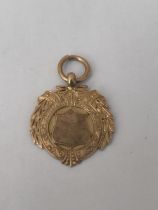 A HALLMARKED 9CT GOLD BIRMINGHAM SPORTING FOB INSCRIBED "U.S.A.F.L DIV.1 WINNERS 1925" MAKERS W.J.