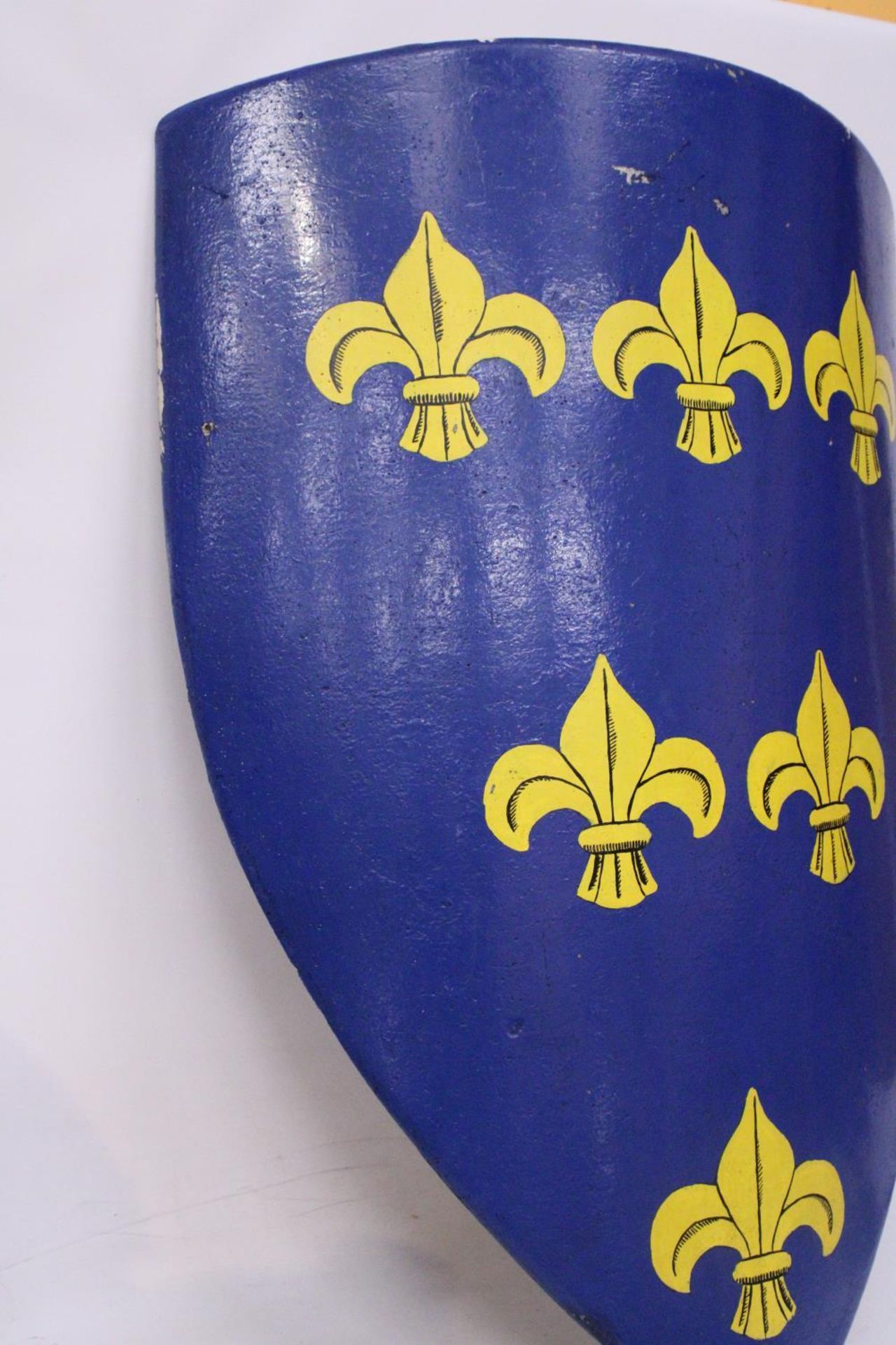 A LARGE VINTAGE HAND PAINTED WALL SHIELD, HEIGHT 106CM. THE SHIELD WITH BLUE BACKGROUND WITH SIX - Image 2 of 4