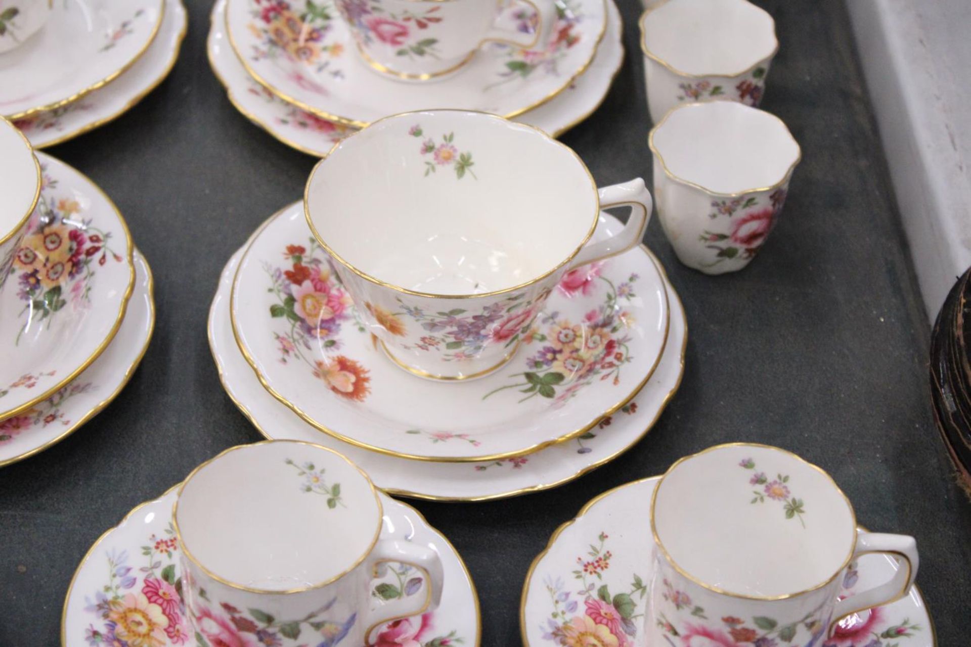 A COLLECTION OF ROYAL CROWN DERBY 'DERBY POSIES' CHINA TO INCLUDE CUPS AND SAUCERS, JUG, BEAKERS, - Image 4 of 6
