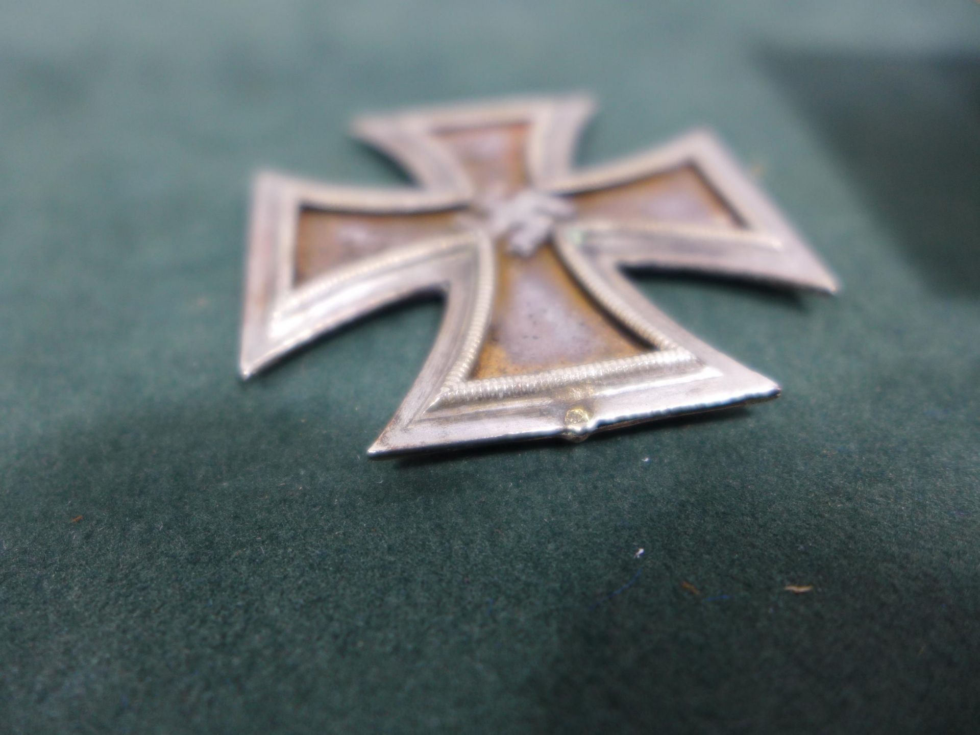 A WORLD WAR II NAZI GERMANY IRON CROSS SECOND CLASS (A/F), AND A GERMAN BELT BUCKLE - Image 3 of 3