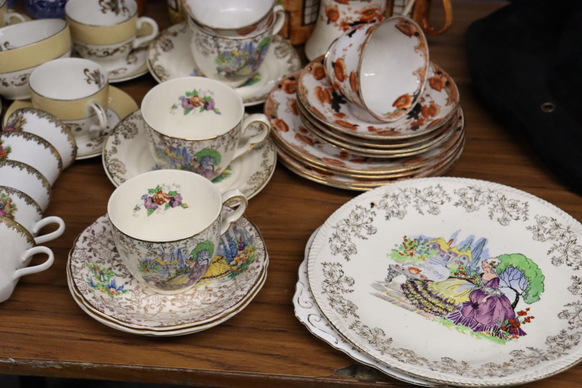 A MIXED LOT OF TEAWARE TO INCLUDE CUPS, SAUCERS, SIDE PLATES. CAKE PLATES, CREAM JUG SUGAR BOWL ETC - Image 5 of 6