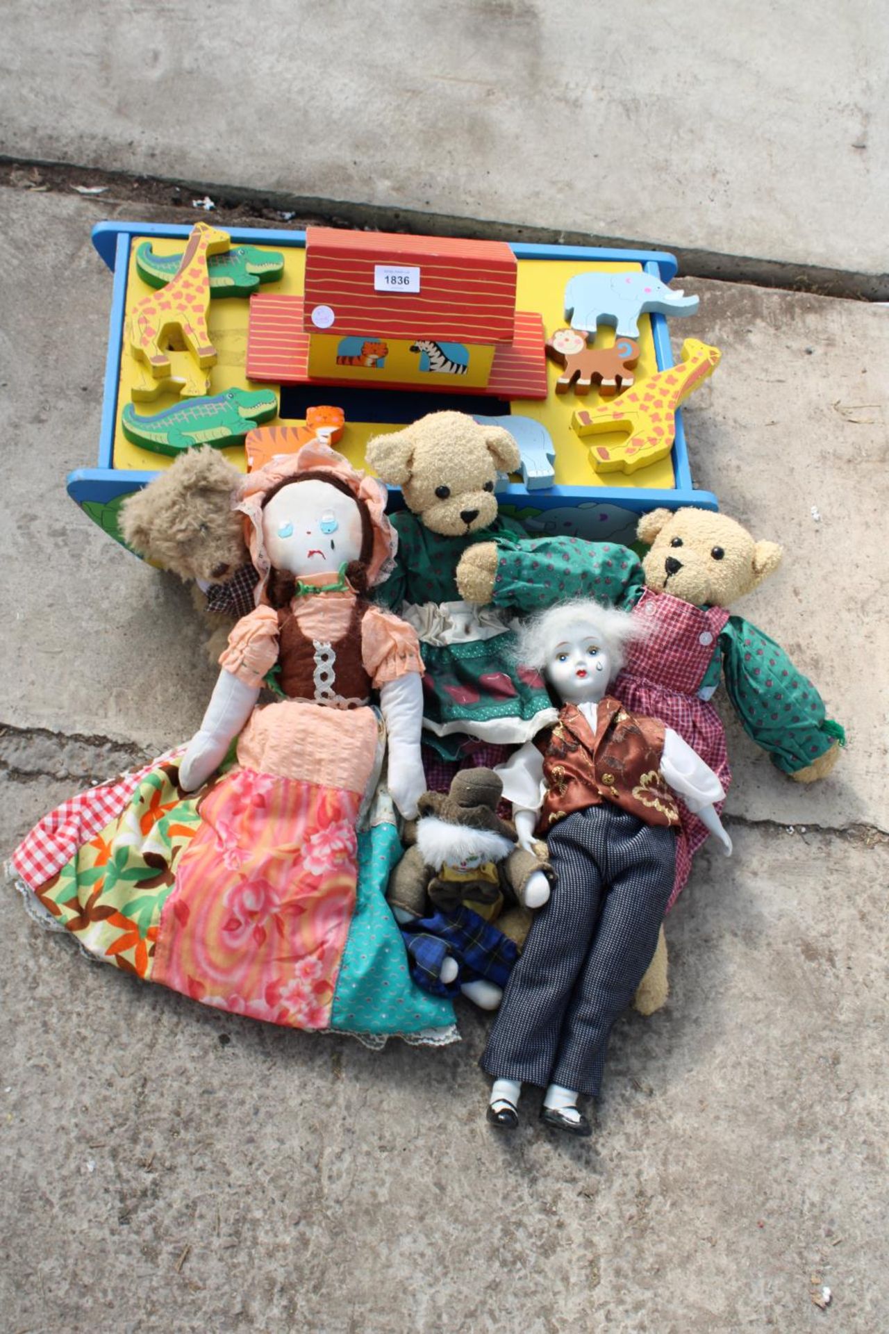 AN ASSORTMENT OF TOYS TO INCLUDE A WOODEN BOAT WITH ANIMALS AND TEDDY BEARS ETC