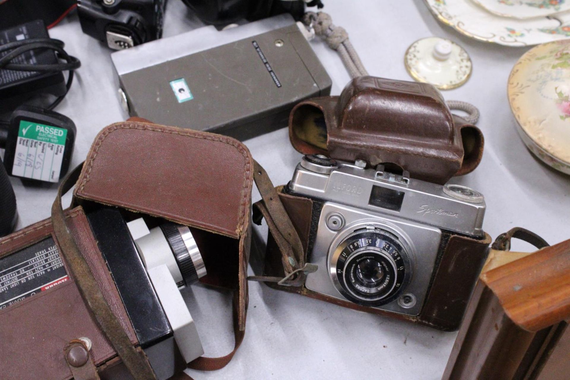 A COLLECTION OF CAMERAS TO INCLUDE A CANON EOS WITH BATTERY PACK, LENS AND BAG, PLUS A VINTAGE - Image 4 of 6