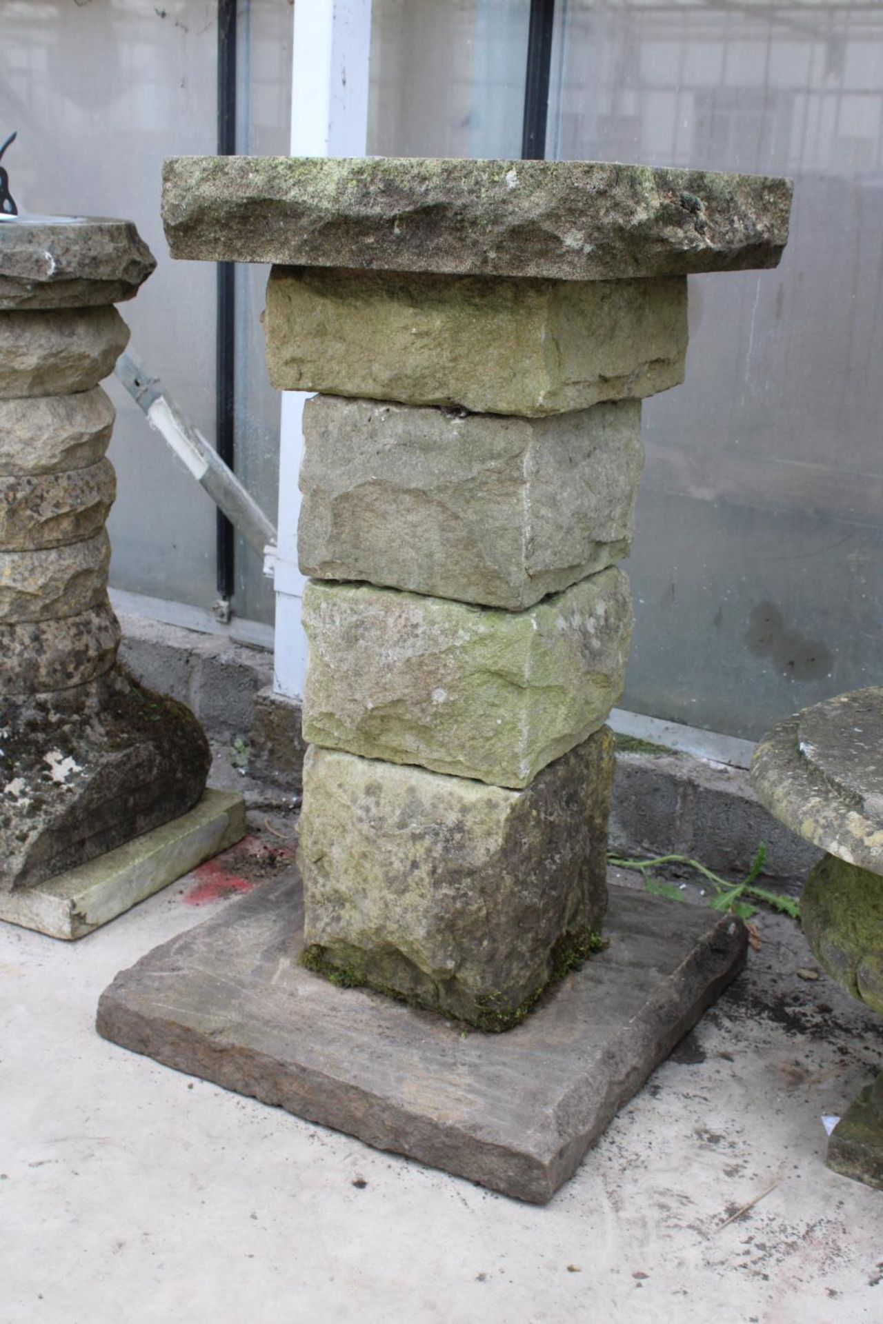 A VINTAGE WEATHERED NATURAL STONE BIRD BATH WITH PEDESTAL BASE (H:76CM) - Image 4 of 4