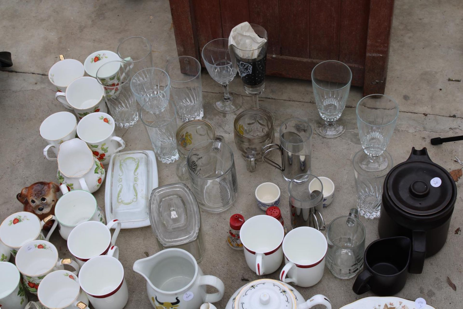 AN ASSORTMENT OF CERAMICS, GLASSWARE AND SILVER PLATE ITEMS TO INCLUDE CUPS AND SAUCERS, WINE - Bild 3 aus 5