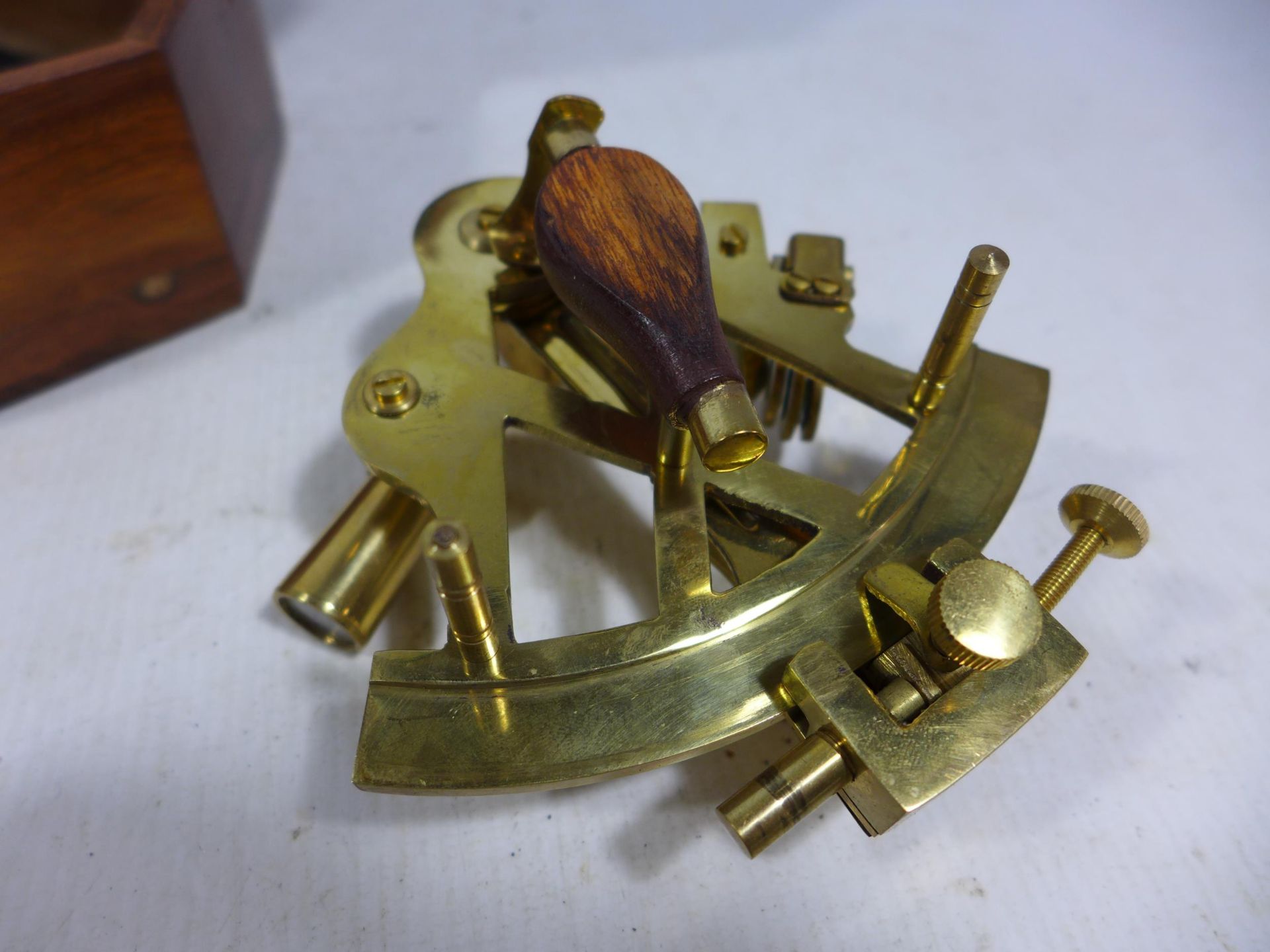 A CASED SMALL BRASS SEXTANT - Image 4 of 4