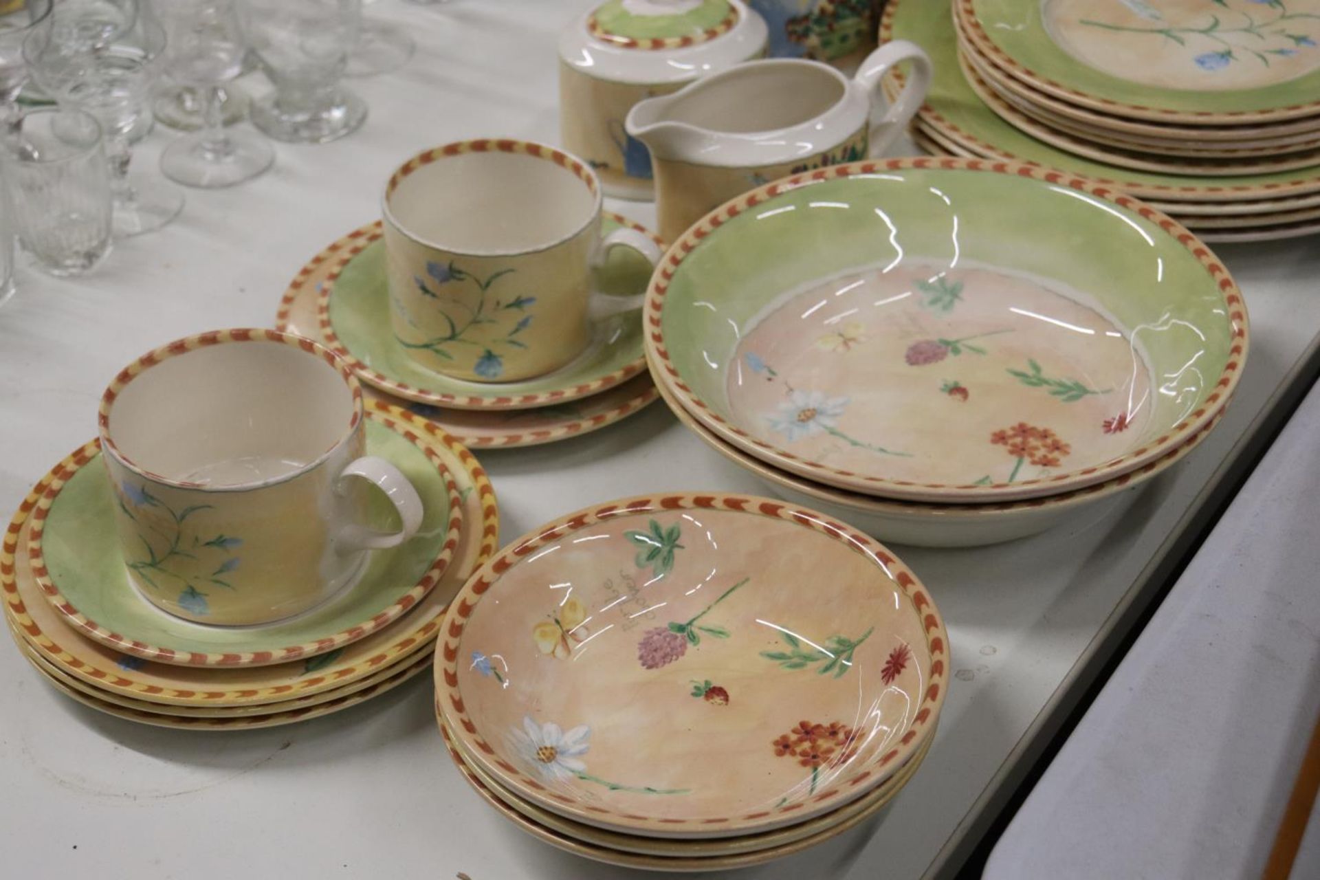 A PART DINNER SERVICE TO INCLUDE PLATES, LARGE BOWLS, DESSERT BOWLS, A TEAPOT, SUGAR BOWL, CREAM - Image 3 of 6