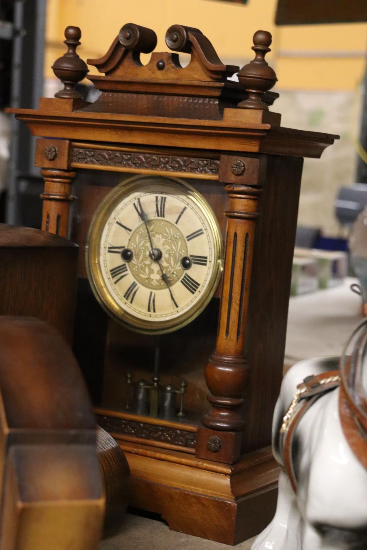 FOUR VINTAGE MAHOGANY AND OAK CASED MANTLE CLOCKS, TO INCLUDE SMITHS - Image 5 of 5