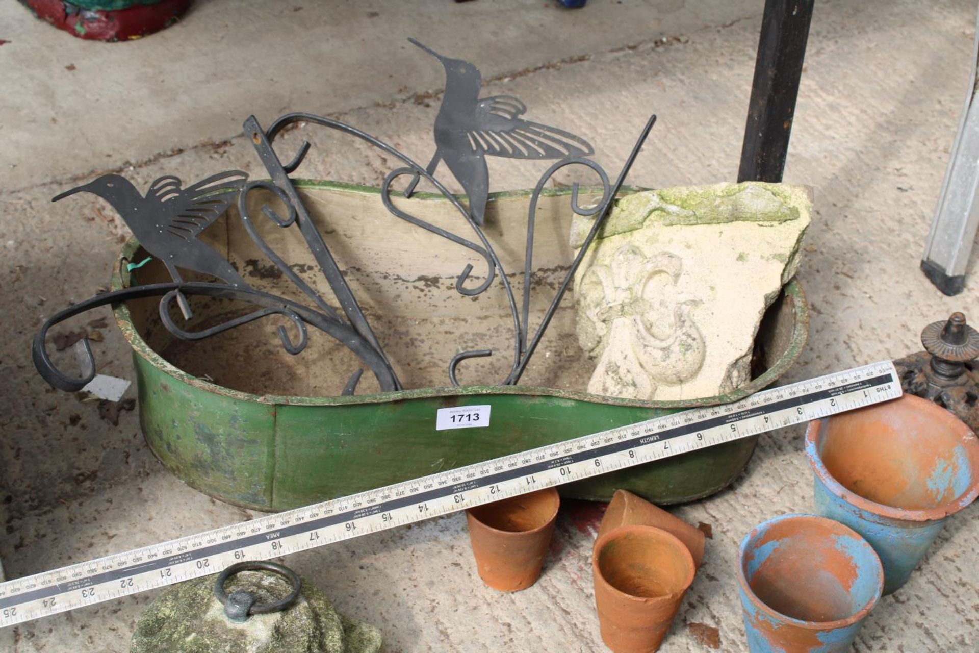 AN ASSORTMENT OF ITEMS TO INCLUDE A CONCRETE DOOR STOP, TERRACOTTA POTS AND A TIN DISH ETC - Image 2 of 3