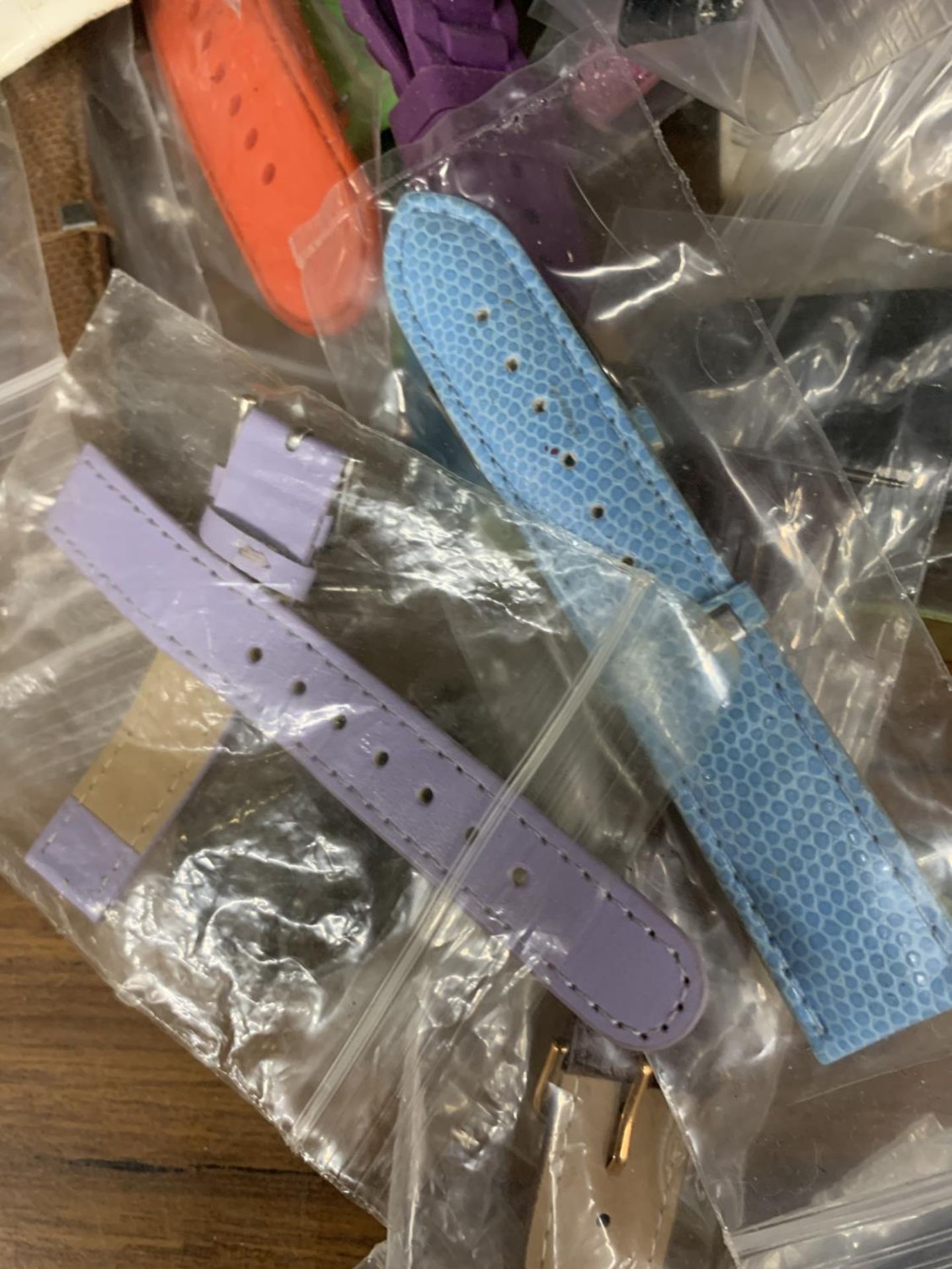 A LARGE QUANTITY OF WATCH STRAPS - Image 2 of 4