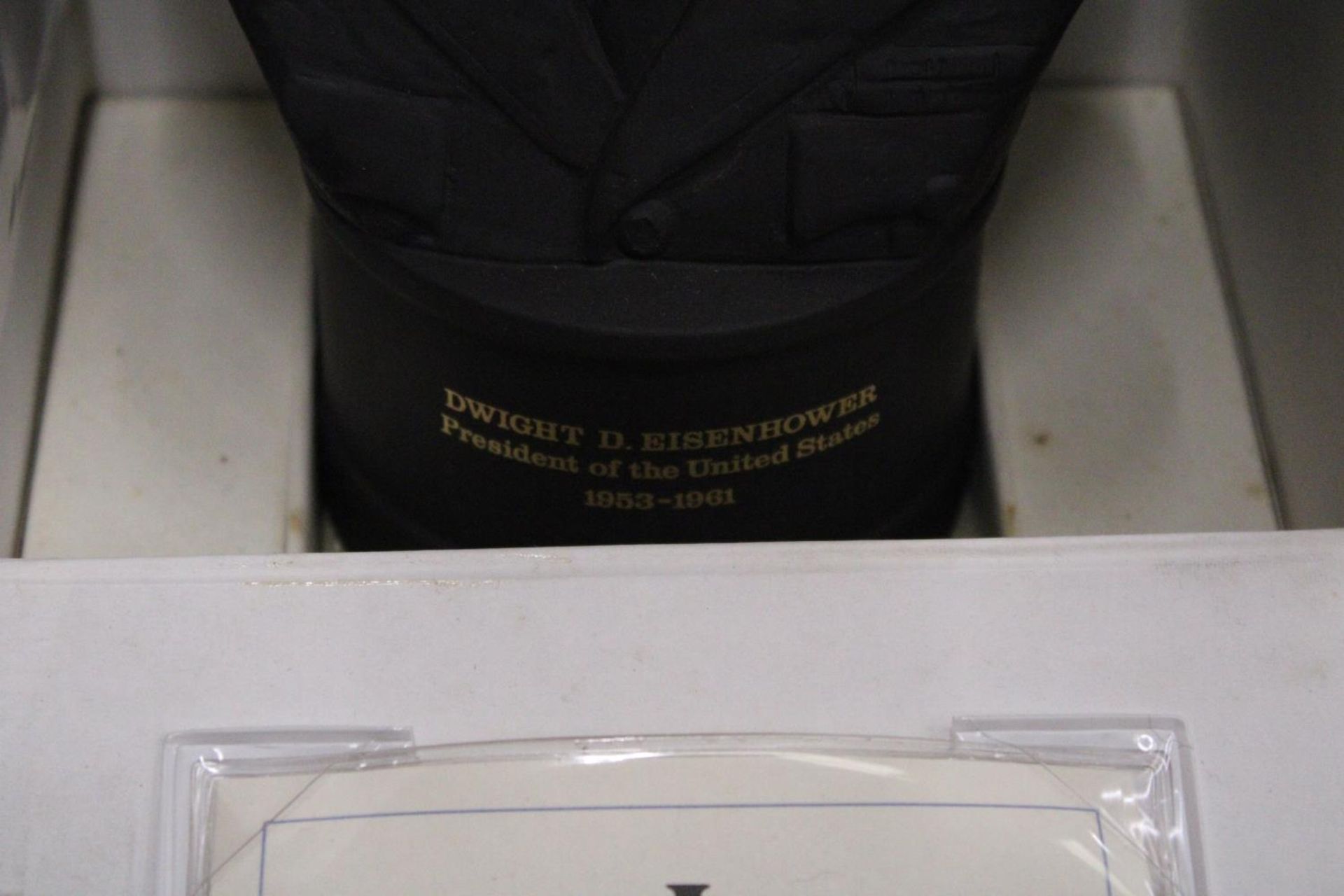 A WEDGWOOD BLACK BASALT LIMITED EDITION BUST OF EISENHOWER 2670 OF 5000 IN ORIGINAL BOX - Bild 4 aus 4