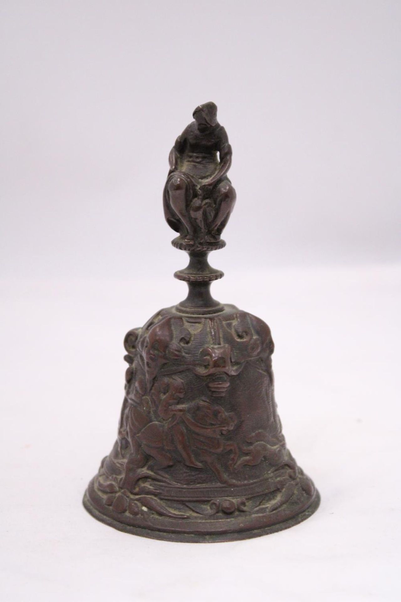 A ORIENTAL BRONZE BELL DEPICTING A HUNTING SCENE AROUND BASE OF BELL - Image 2 of 6