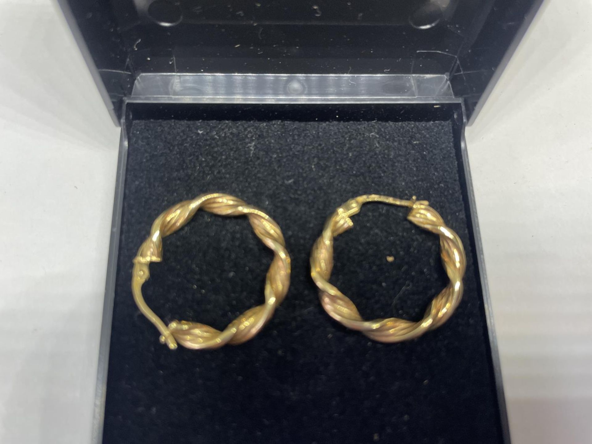 A PAIR OF 9 CARAT GOLD EARRINGS - Image 2 of 3