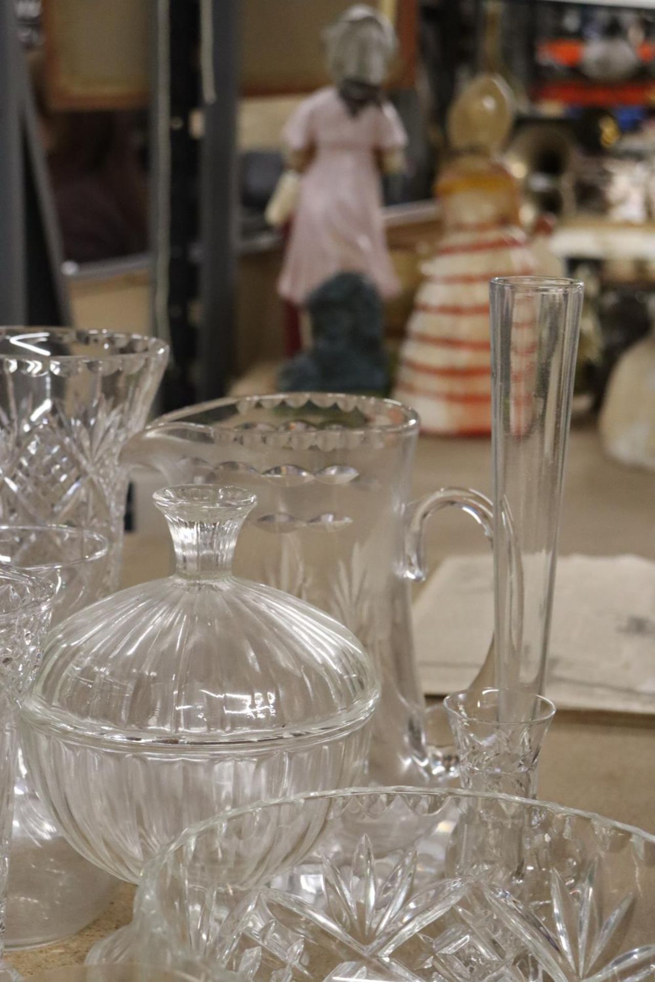 A QUANTITY OF GLASSWARE TO INCLUDE VASES, BOWLS, TUMBLERS, ETC - Image 5 of 6