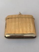 A 9CT GOLD FULLY HALLMARKED ENGINE TURNED VESTA CASE WITH FLIP TOP COVER & SUSPENSION LOOP WEIGHT