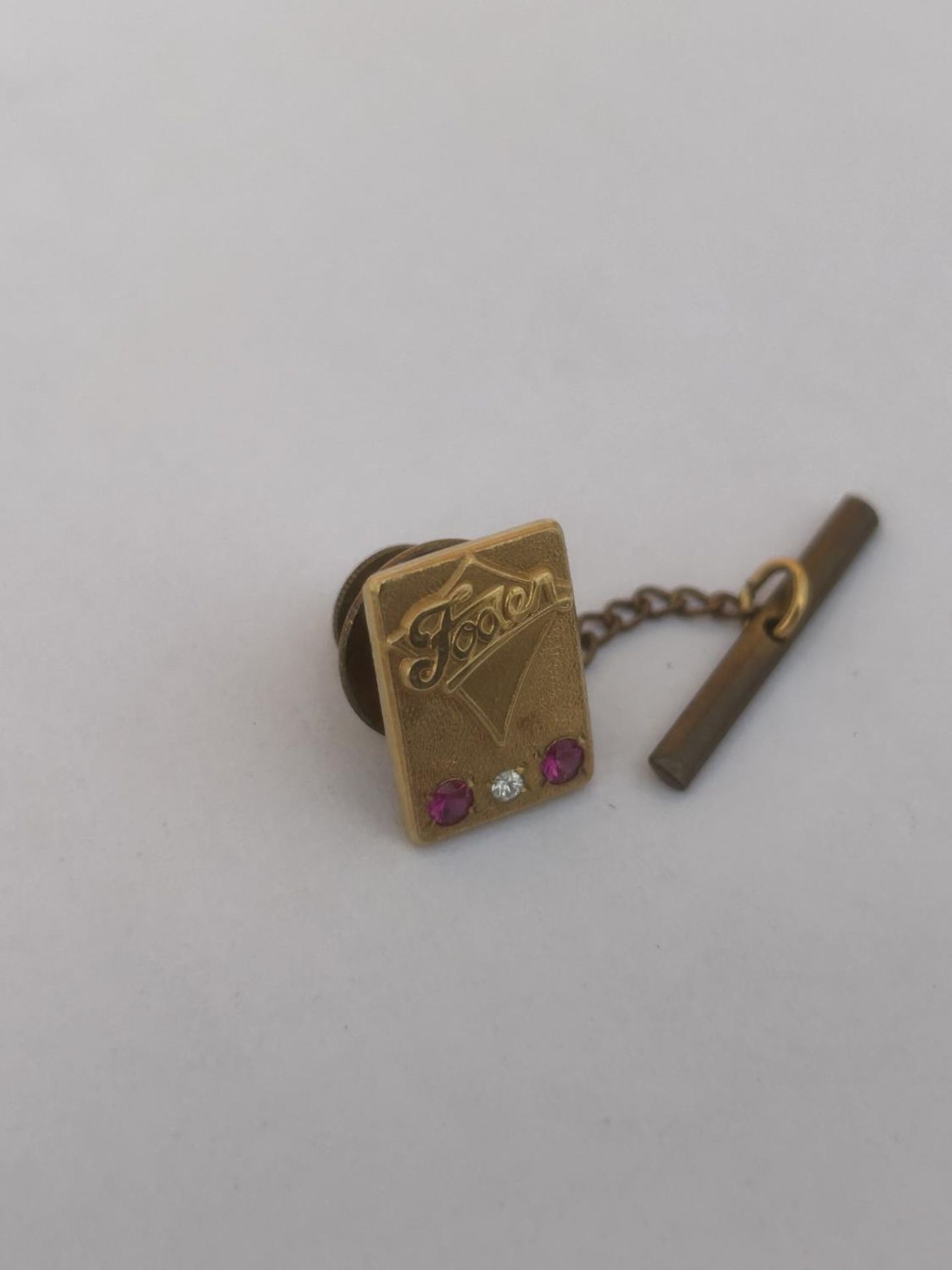 A HALLMARKED 9CT GOLD DIAMOND AND RUBY FODEN TRUCKS PIN BADGE GROSS WEIGHT 4.84 G - Image 2 of 4