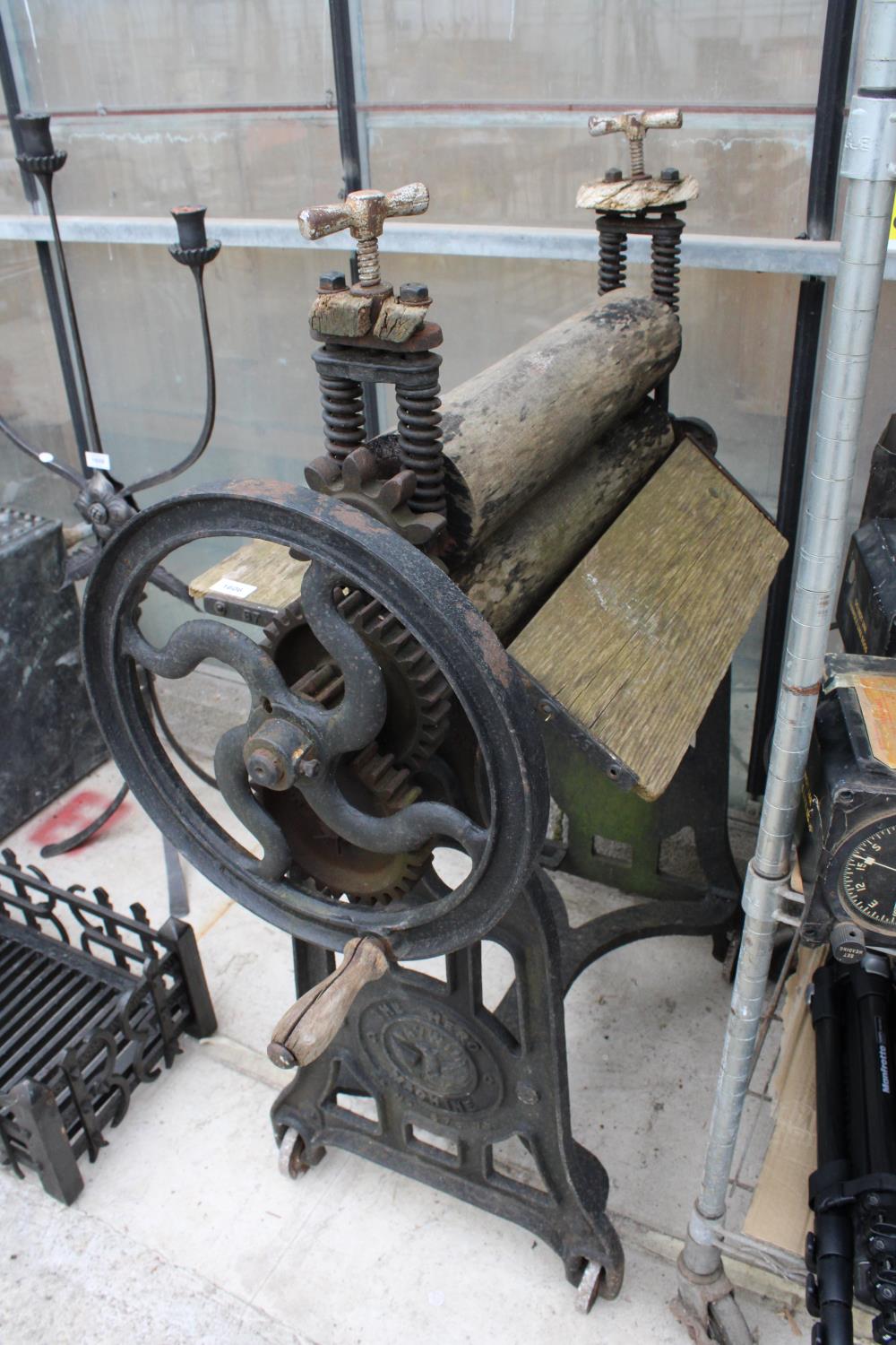 A VINTAGE CAST IRON AND WOODEN MANGLE BEARING THE NAME 'THE HERO MACHINE' - Image 3 of 5