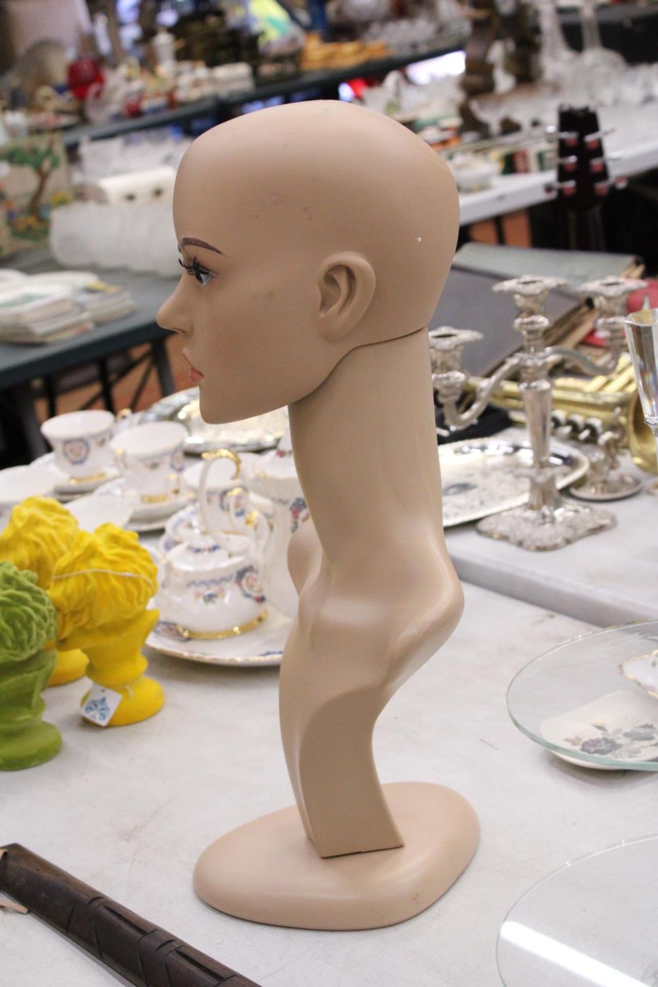 A MANNEQUIN HEAD DISPLAY MODEL, HEIGHT 50CM - Bild 3 aus 4