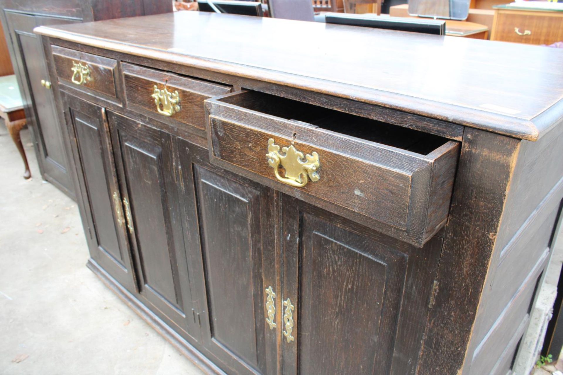 AN OAK GEORGE III STYLE DRESSER WITH FOUR CUPBOARDS AND THREE DRAWERS AND BRASS HANDLES, 60" WIDE - Bild 3 aus 4