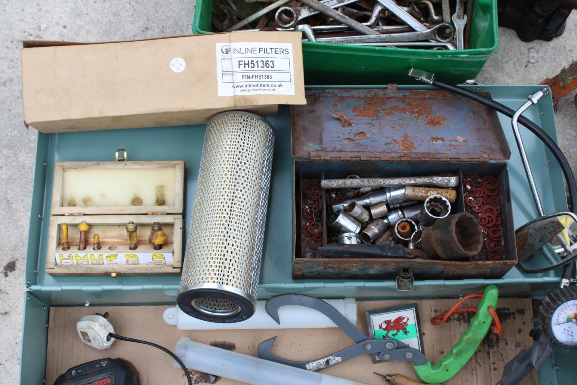 AN ASSORTMENT OF TOOLS TO INCLUDE SPANNERS, A WELDING MASK AND A PULLEY WHEEL ETC - Image 4 of 5