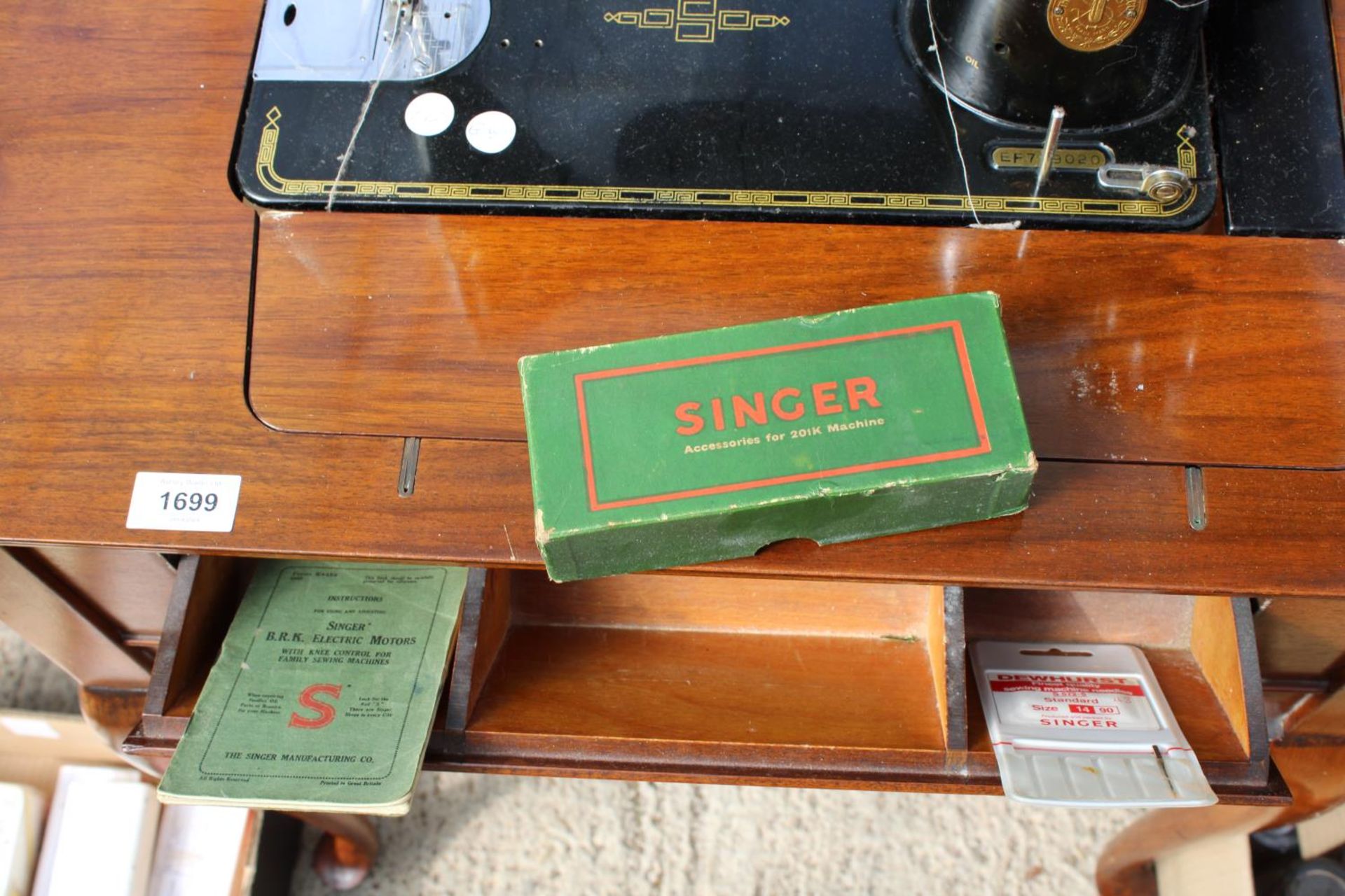 A VINTAGE SEWING TABLE WITH SINGER SEWING MACHINE BELIEVED IN WORKING ORDER BUT NO WARRANTY - Image 5 of 5