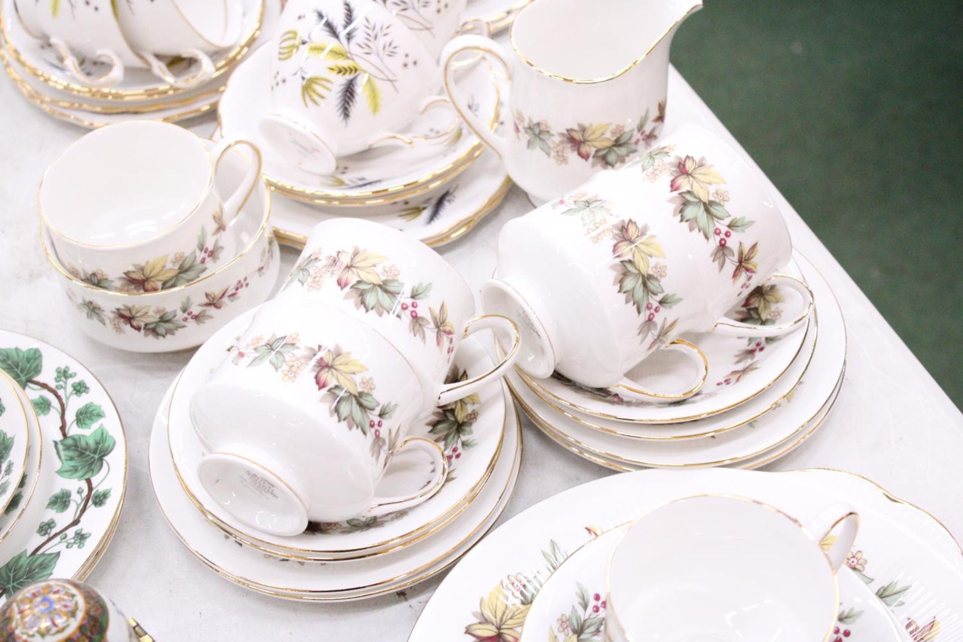 A QUANTITY OF CHINA TEAWARE TO INCLUDE ROYAL STANDARD AND COLCLOUGH - CUPS, SAUCERS, SIDE PLATES, - Bild 3 aus 5