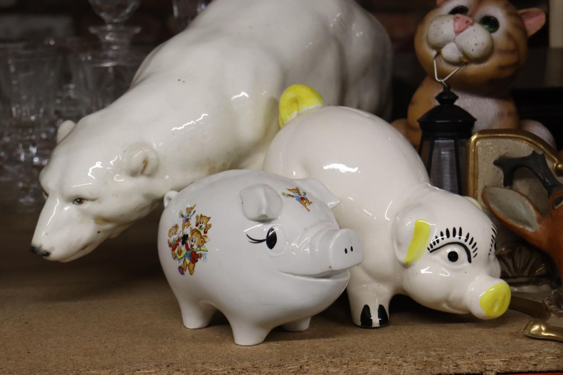 A COLLECTION OF ANIMAL FIGURES TO INCLUDE A LARGE POLAR BEAR - A/F, PIGGY BANKS, A BEAR, CAT, - Bild 2 aus 4