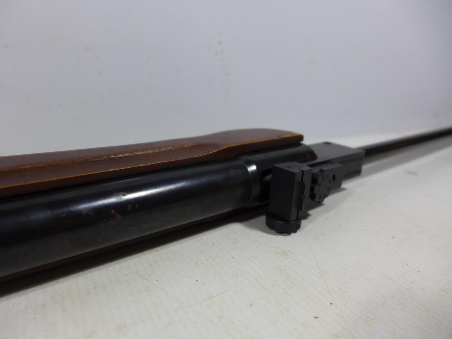 A WEBLEY HAWK MKII .22 CALIBRE AIR RIFLE, 43CM BARREL, LENGTH 107CM, TOGETHER WITH SLIP CASE - Image 3 of 8