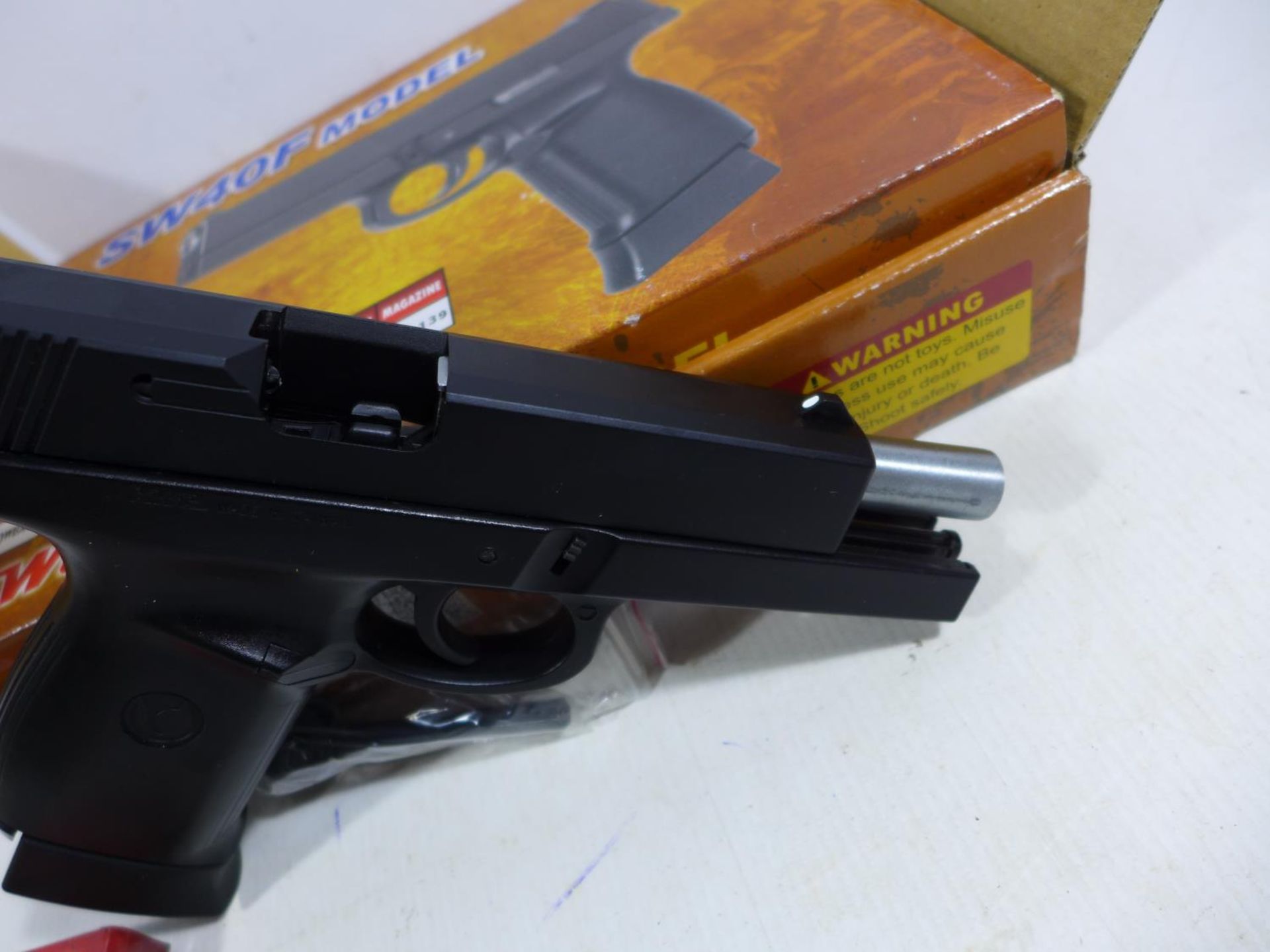 A BOXED AS NEW SW40F MODEL CO2 .177 CALIBRE AIR PISTOL, 11CM BARREL, LENGTH 19.5CM, COMPLETE WITH - Image 6 of 6