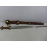 A GOOD QUALITY MODERN DISPLAY VIKING SWORD AND SCABBARD, 73CM BLADE, LENGTH 94CM