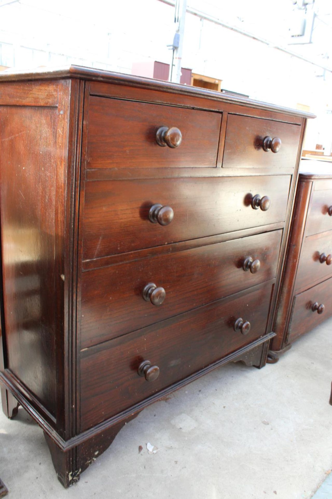 A VICTORIAN OAK CHEST OF 2 SHORT AND 3 LONG GRADUATED DRAWERS, 40" WIDE - Image 2 of 3