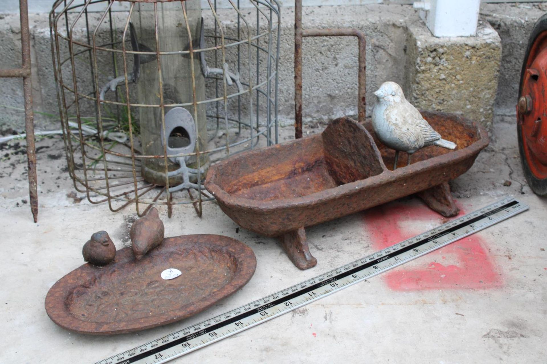 AN ASSORTMENT OF VINTAGE GARDEN ITEMS TO INCLUDE SMALL CAST IRON BIRD BATHS, A SMALL TROUGH AND A - Image 4 of 4