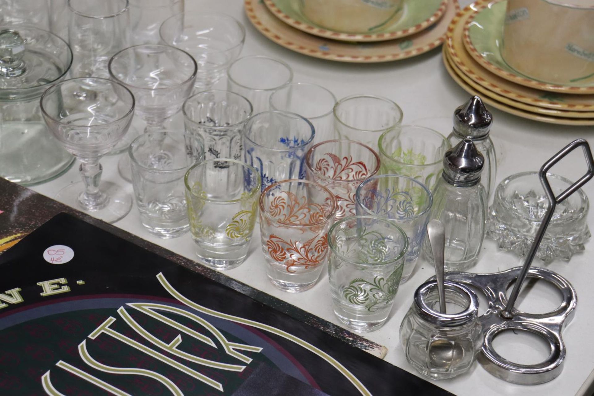 A QUANTITY OF GLASSES TO INCLUDE SHOT GLASSES, BEER TANKARDS, CRUET SET, ETC - Image 6 of 6