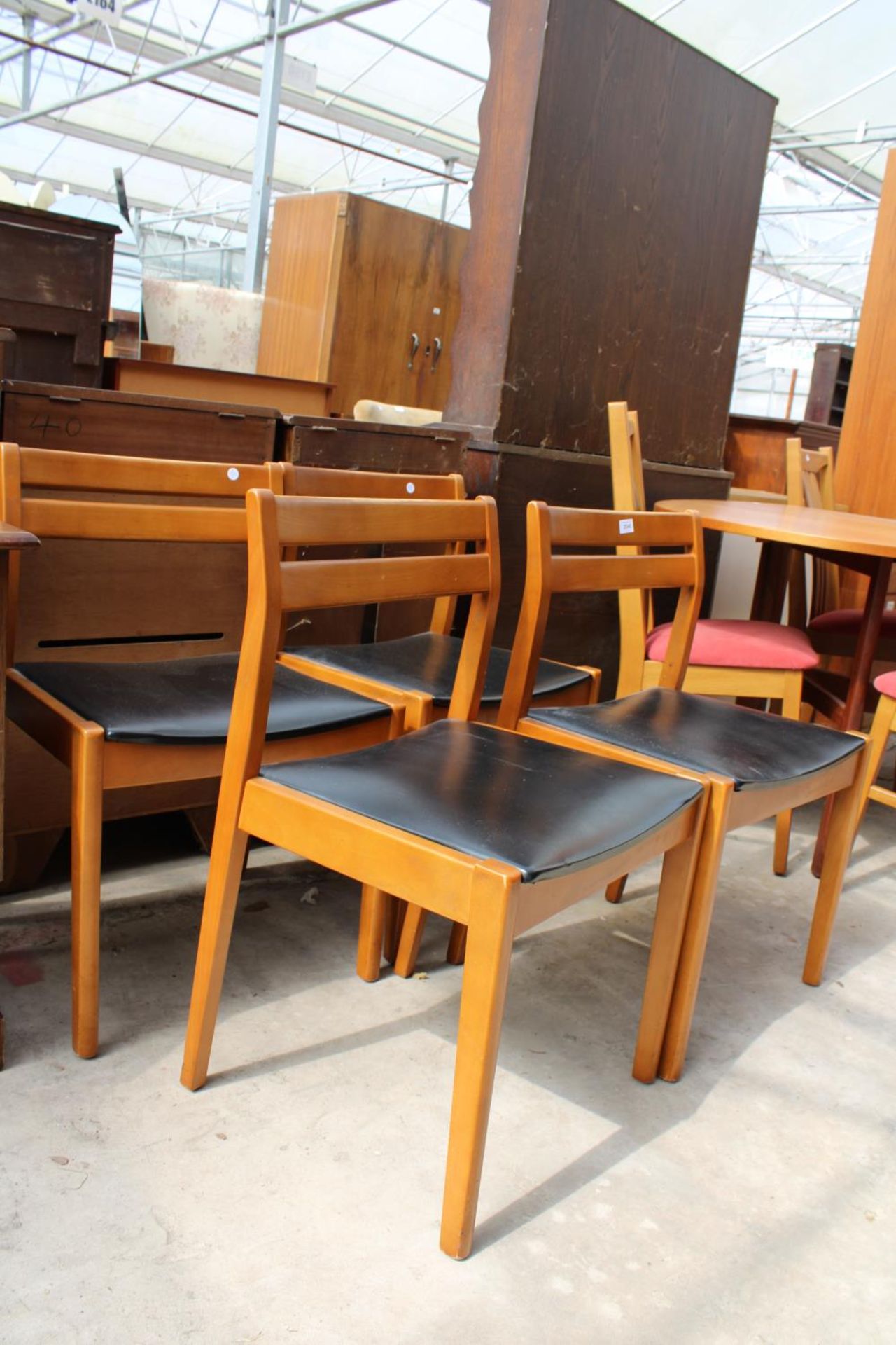 A SET OF 4 RETRO TEAK DINING CHAIRS WITH BLACK FAUX LEATHER SEATS - Bild 2 aus 2