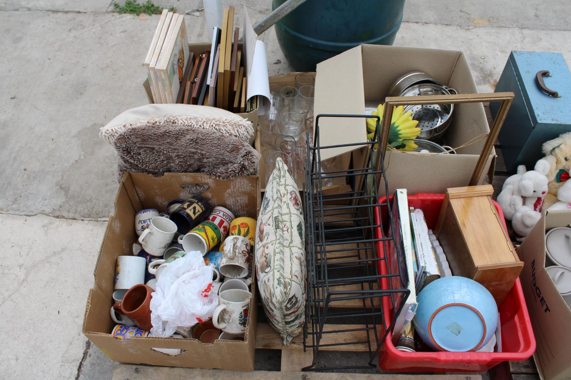 AN ASSORTMENT OF VARIOUS HOUSEHOLD CLEARANCE ITEMS