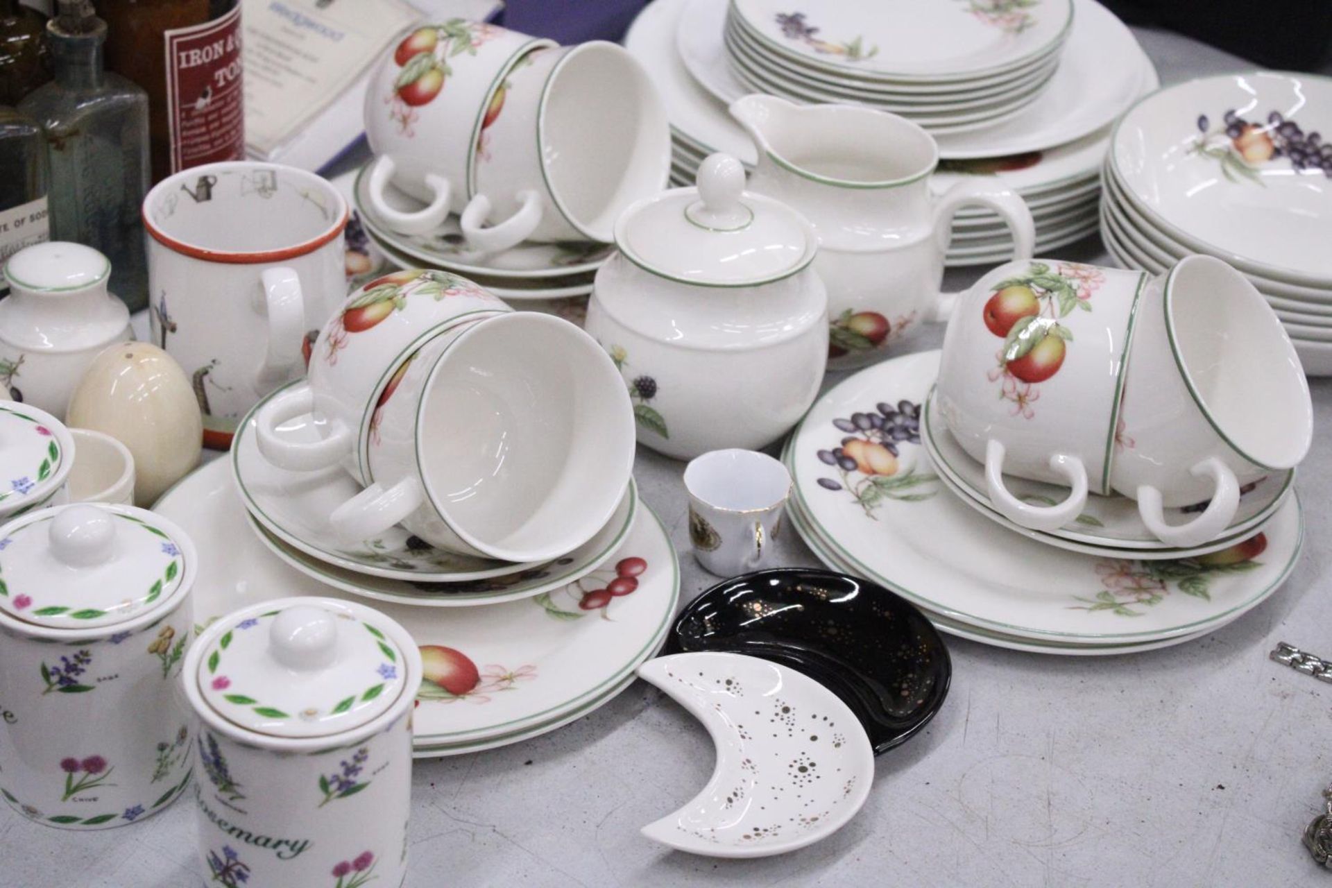 A QUANTITY OF MARKS AND SPENCERS DINNERWARE TO INCLUDE VARIOUS SIZES OF PLATES, A CREAM JUG, SUGAR - Bild 7 aus 7