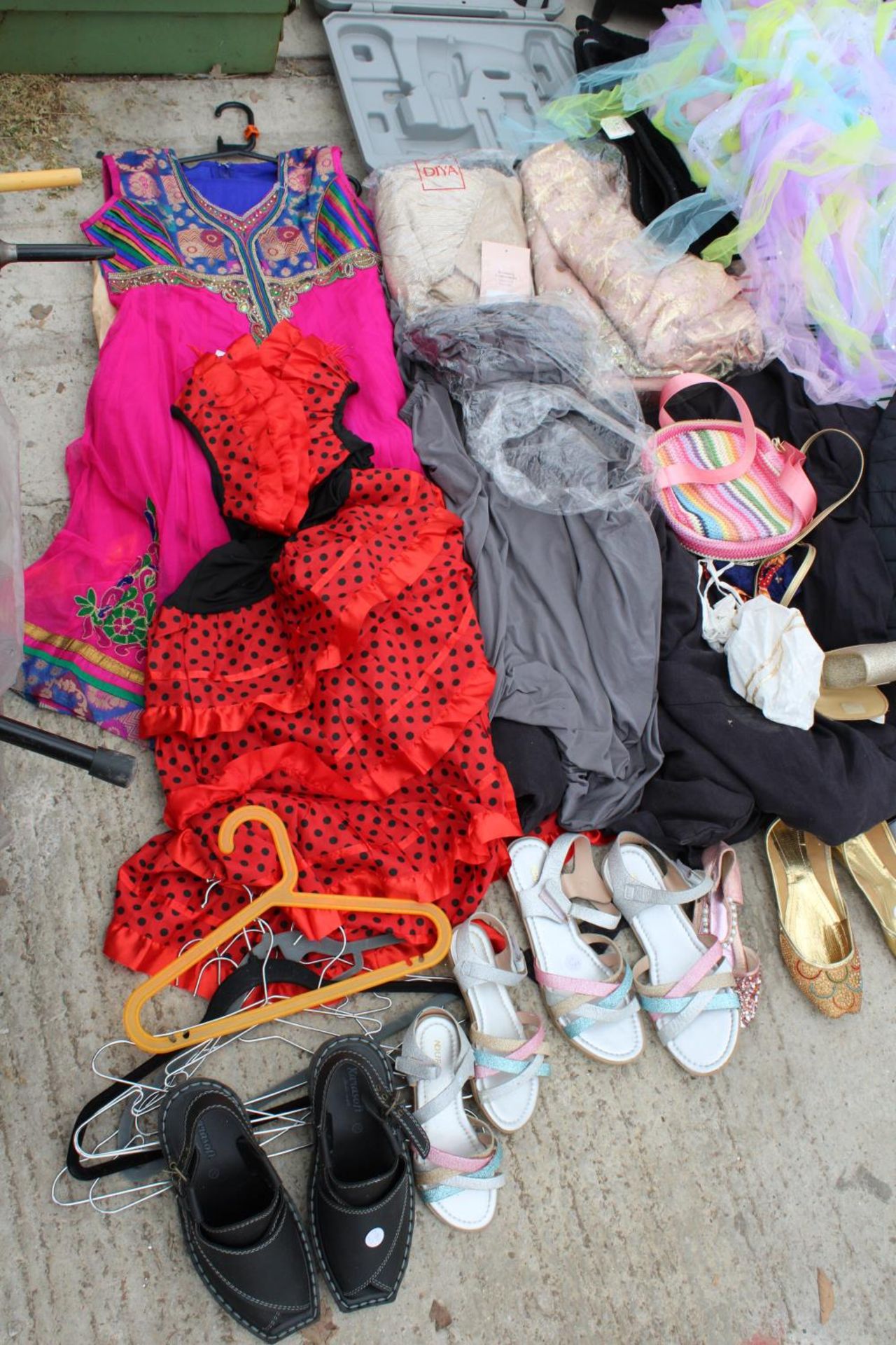 A LARGE ASSORTMENT OF CLOTHES, BAGS AND SHOES ETC - Image 3 of 4