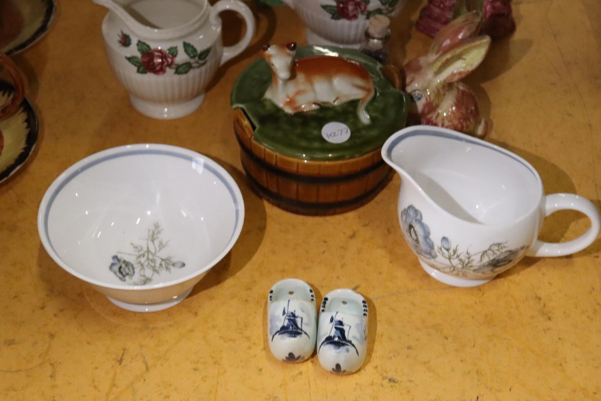 A MIXED CERAMIC LOT TO INCLUDE A WEDGWOOD 'MOSS ROSE' TEAPOT, CREAM JUG AND SUGAR BOWL, SUSIE COOPER - Image 2 of 4