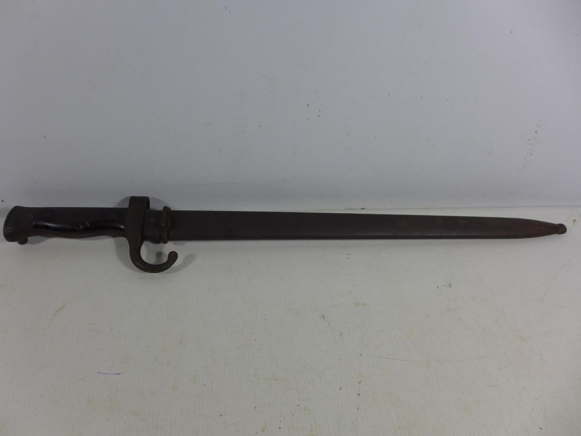 A FRENCH 1892 PATTERN BAYONET AND SCABBARD 40CM BLADE, LENGTH 54CM - Image 4 of 4